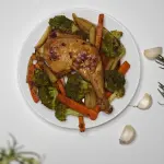 Pollo al forno light: ricetta semplice, marinatura e contorni sani